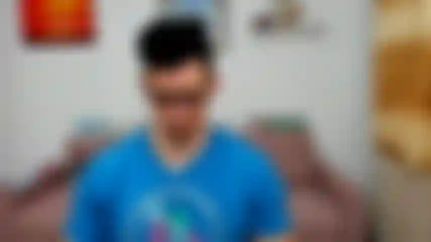 Masturbándome con las piernas abiertas.