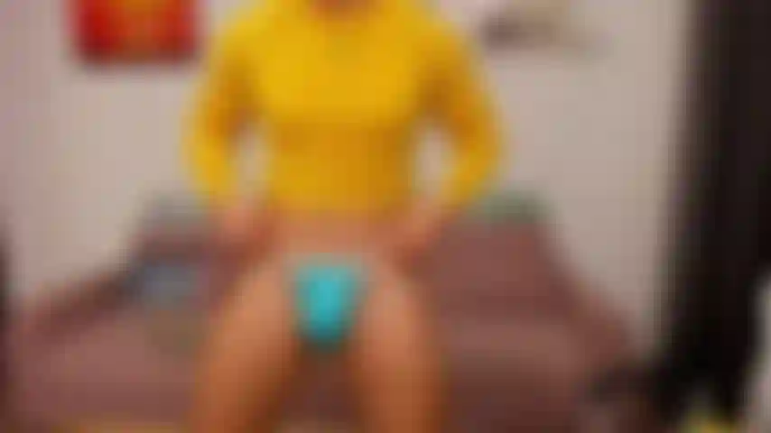 Luciendo mi suspensorio azul, masturbándome, mostrando mi culo por detrás.