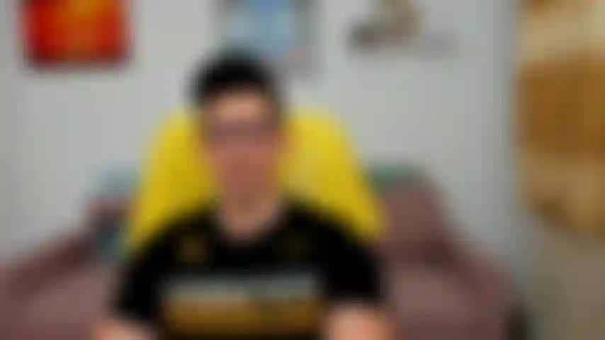 Masturbándome mi gran polla, mostrando un poco de mi trasero y luego soplando una carga intensa con muchos gemidos.