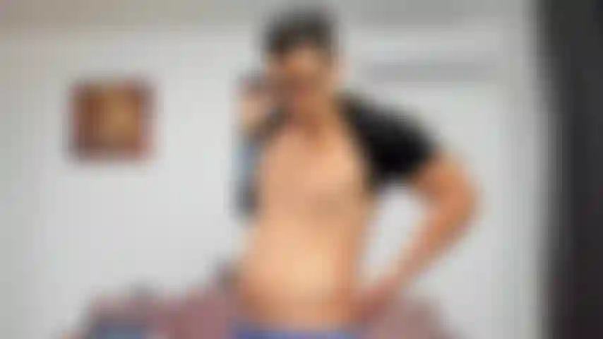 Soplando mi barriga, hablando de ella, haciéndola grande y masajeándola para ti.