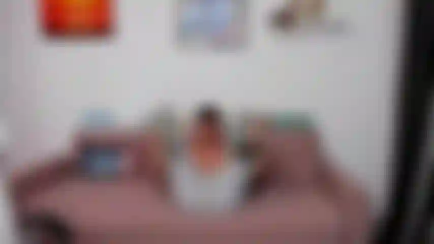 Mostrando mi culo y mis bolas y frotándome unos calcetines. Masturbándome con un calcetín en la mano y corriéndome.