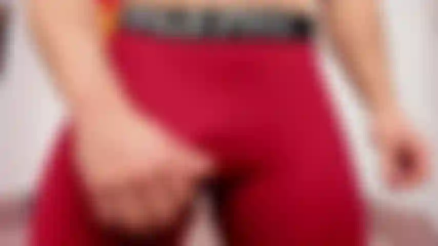 Mostrando mi bulto en pantalones ajustados rojos, que sacando mi polla y mis bolas para mostrarlas más cerca de la cámara.