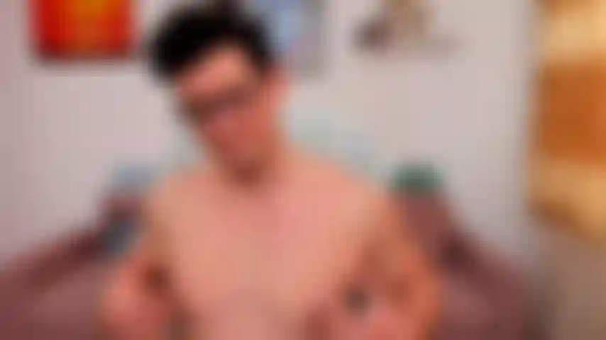 Me desnudo, muestro mi suave polla y luego me masturbo para ponérsela dura a alguien que ama las pollas.