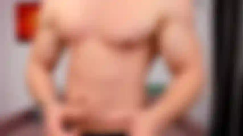 Flexionando desnudo.