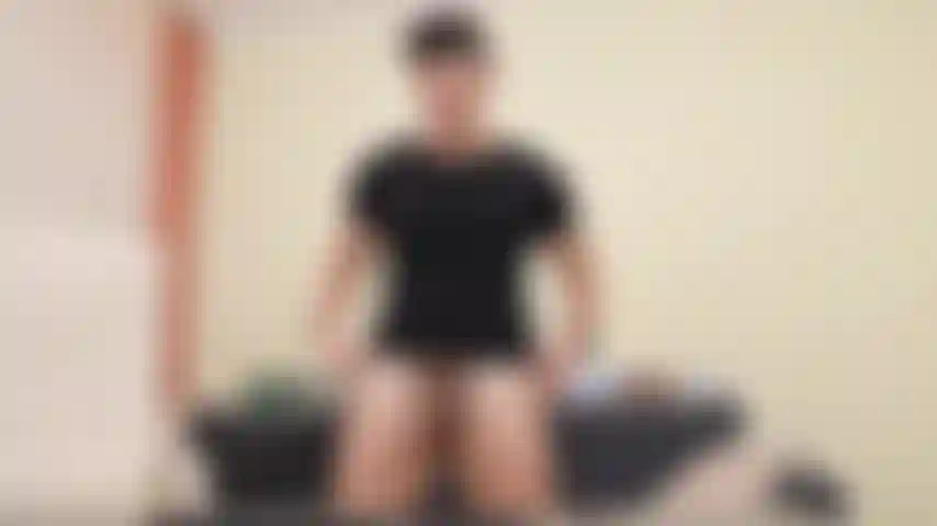 Masturbándome de pie. Quitándome la mano de la polla cuando tenía ganas de correrme.