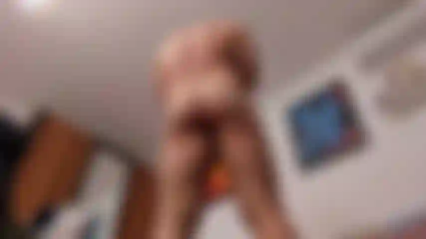 Cam en el piso mostrando mi gran cuerpo, masturbándome y liberando una gran carga.