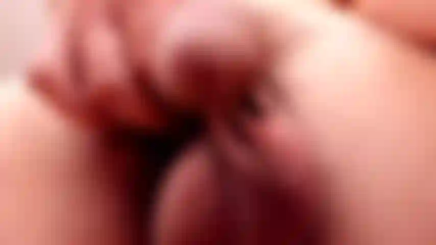 Poniéndome las bolas y la polla en la cara y frotándolas. ¿Cómo te hace sentir eso?