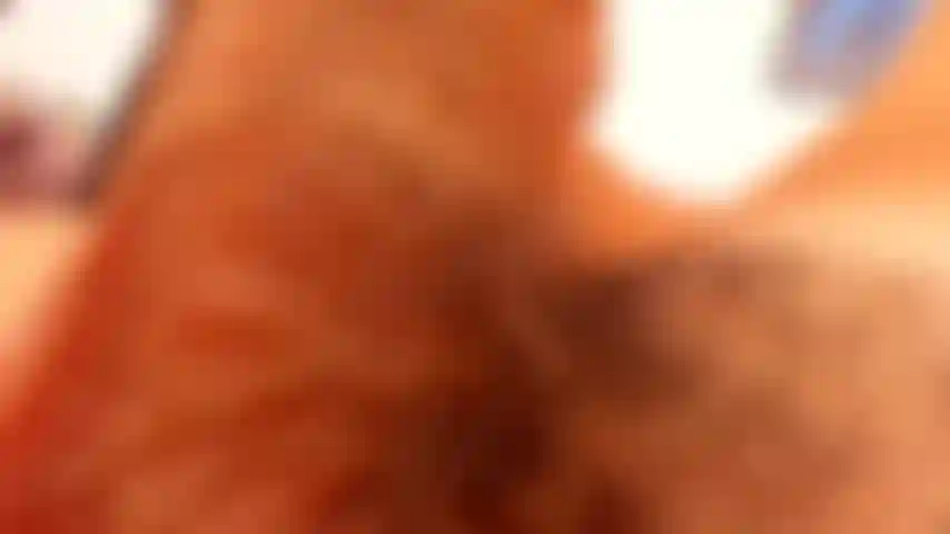 Primer plano de polla, huevos y pies. Masturbándome mientras meto mis pies en tu boca.