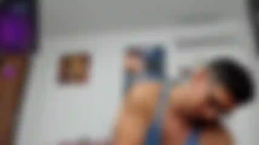 Dibujando algunas caritas sonrientes en los dedos de mis pies, parte de burla.