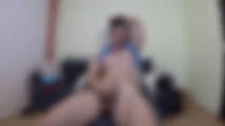 Masturbándome con las piernas abiertas.