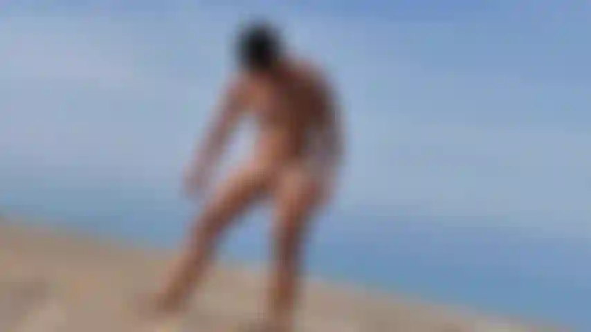 Es muy agradable tocar mi cuerpo con crema solar en la playa mientras otras personas miran y se masturban.