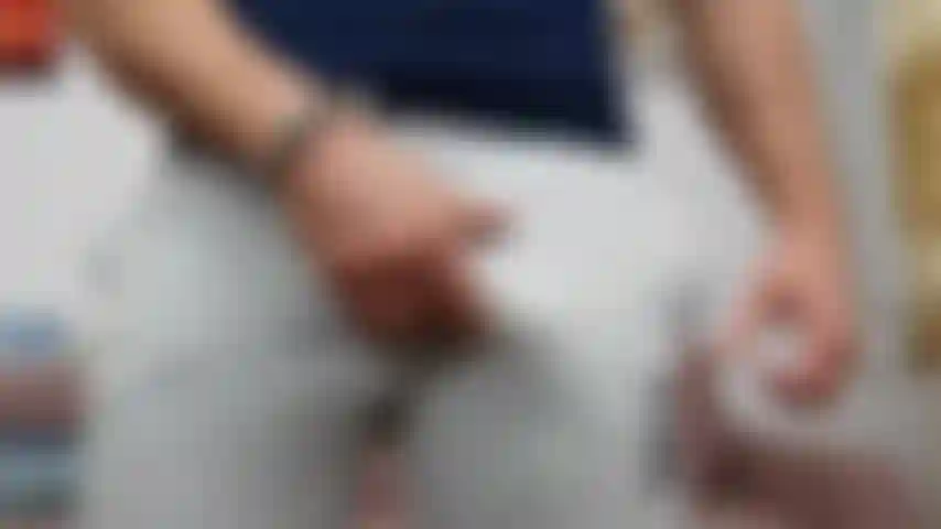 Culto a bulge con pantalones de chándal, dominación.