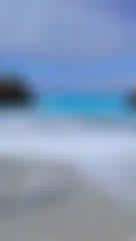 Disfrutando de las olas desnudo :).