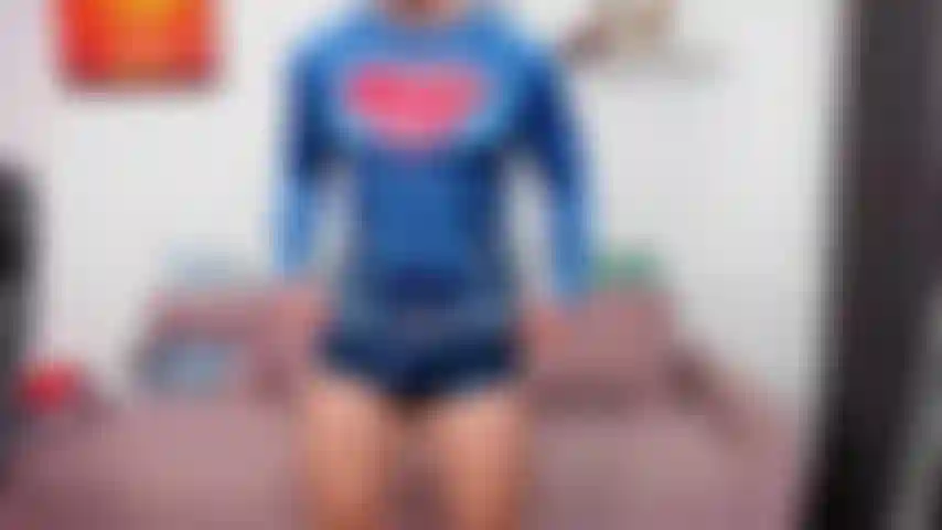 Pectorales y juego de pezones después de quitarme la camisa de superman.