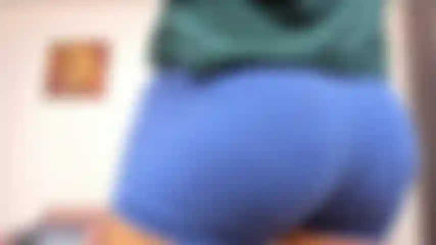 Te dejo adorar mi trasero todo el tiempo que quieras.