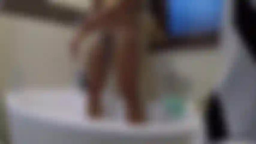 Me lavo el cuerpo después de entrar en la ducha.