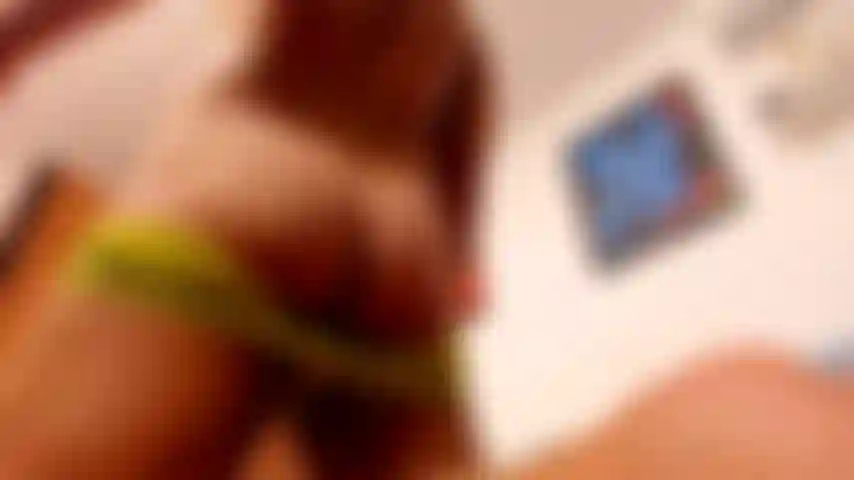 Me miras el culo mientras me masturbo. Disfrutas tanto esta vista, puedes ver mi polla, culo, piernas, bolas. Así te gusta verme correrme.