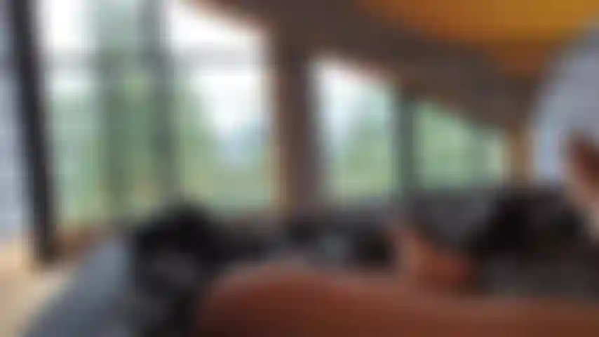 Masturbándome en la cabina con vista a mis piernas, polla y bolas.