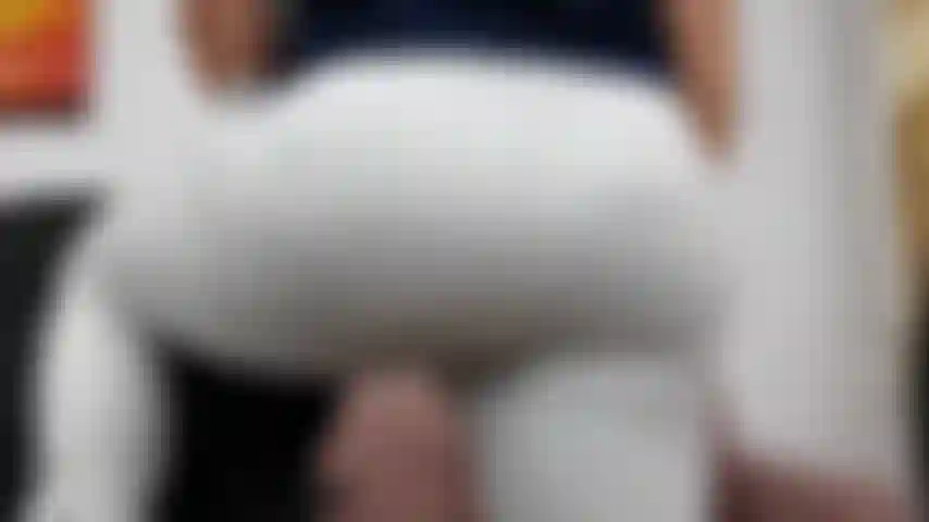 Mostrando mi trasero en pantalones de chándal, hablando sucio, dominación.