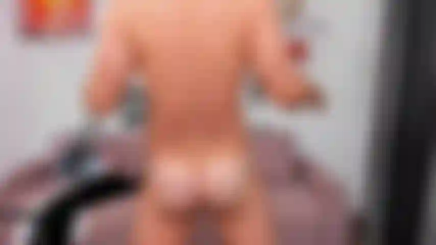 Mitad hombre, mitad demonio, masturbándome en la noche de halloween.