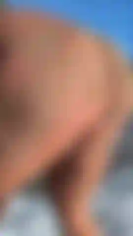 ¿Jugarías con ese culo arenoso?