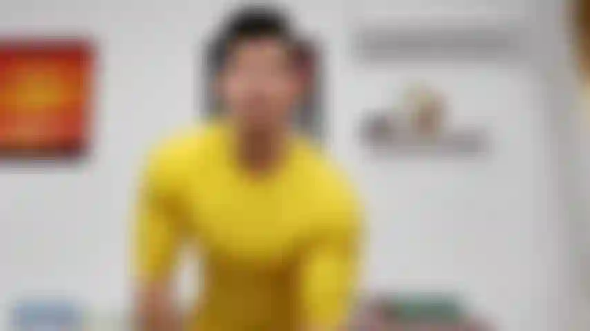 Humillando a un hombre débil que no merece mirarme!