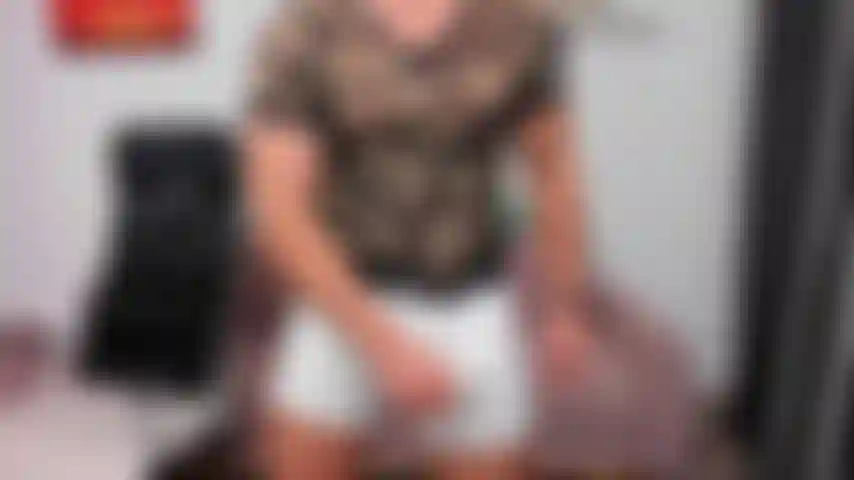 Masturbándome en el sofá con mis placas de identificación y lentes puestos.