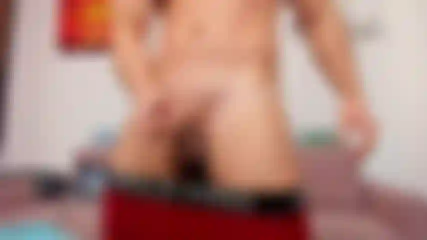 Me bajé los pantalones rojos de compresión y comencé a masturbarme.