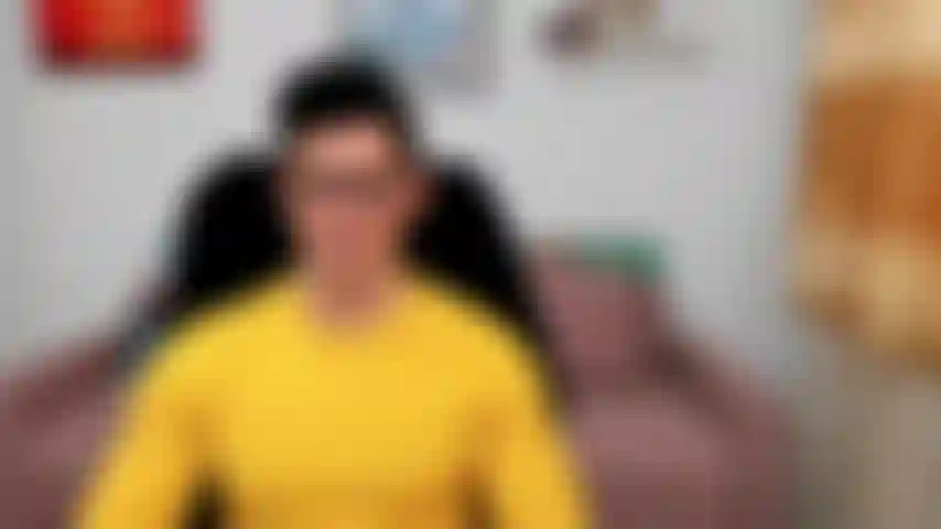 Mostrando mi culo en estilo perrito y de espaldas en el sofá.