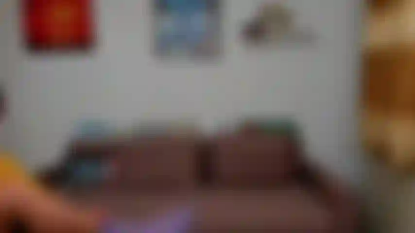 Mostrando mi culo y bolas de rodillas en el sofá.