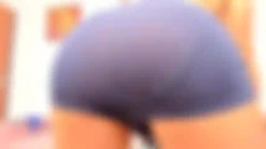 Azotando mi trasero en mi boxer.