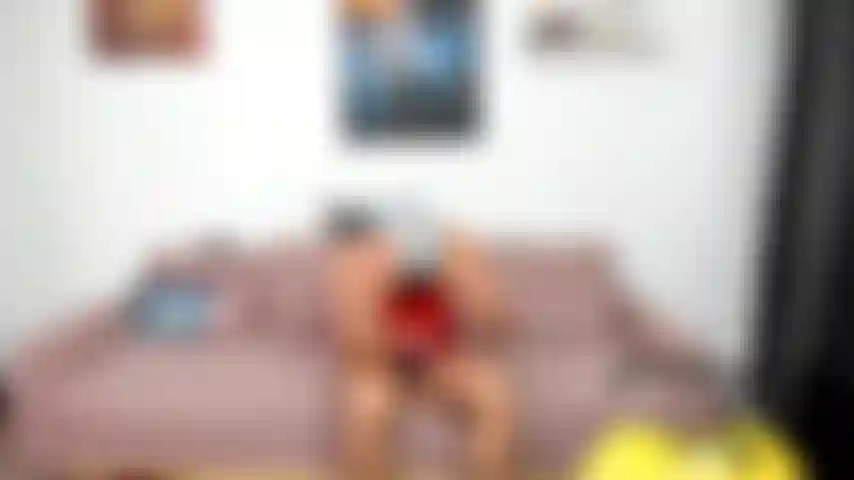 Me encuentro con el deportista del gimnasio en el vestuario.