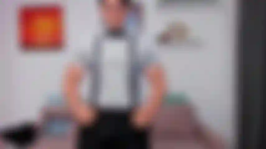 Vestido con un esmoquin, con corbatín y tirantes, mientras te hablo sucio.