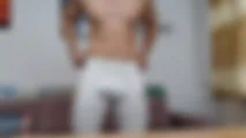 Mostrando mi bulto y mi trasero en mis mallas blancas.