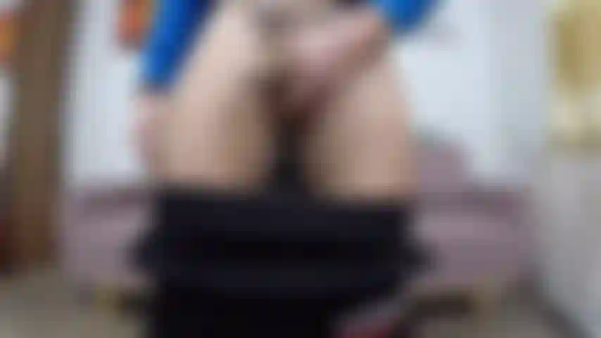 Masturbándome mi verga peluda venosa.