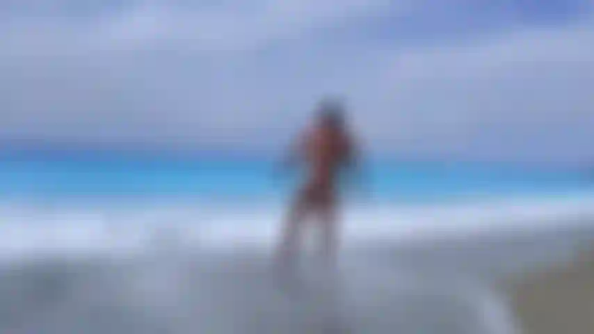 Flexionando mi cuerpo desnudo en una de las playas más hermosas de la historia.