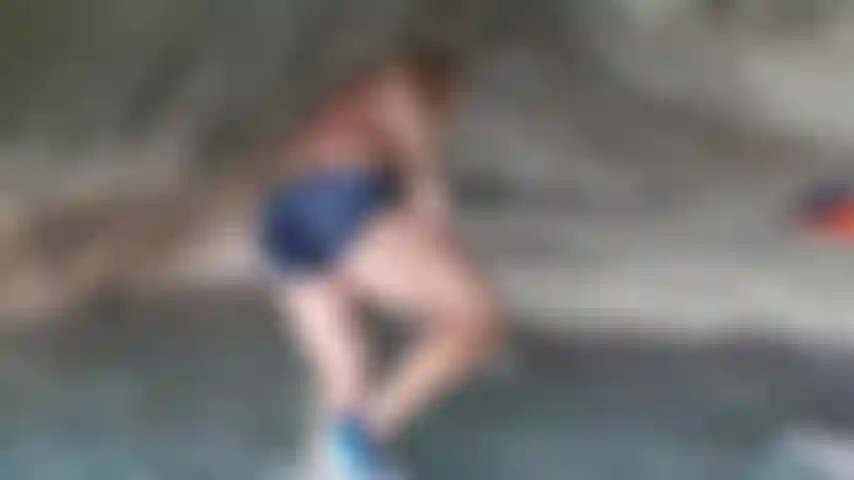 Desnudándome en esta cueva y lavando mi ropa interior.