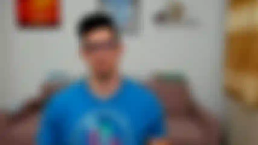 Jugando con mi bulto y luego quitándome lentamente los pantalones cortos para revelar esa gran polla.