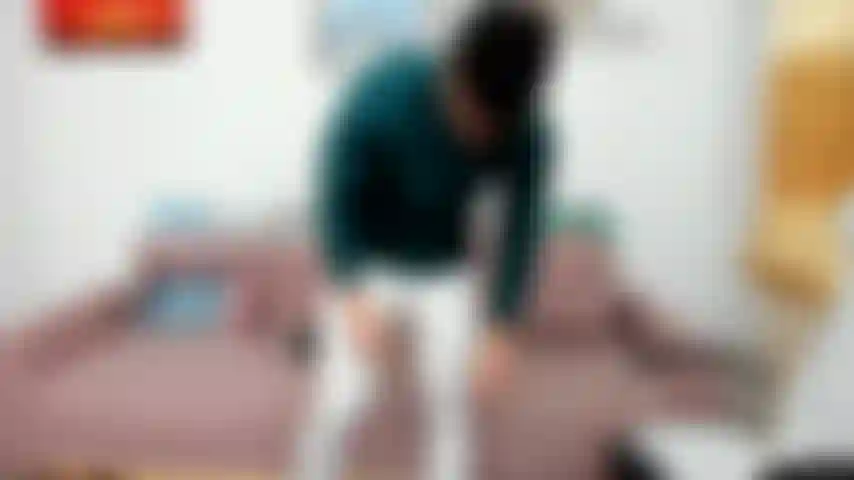 Luciendo mi par favorito de mallas nikepro con una camiseta sin mangas, lamiendo mis bíceps, revelando mis axilas.