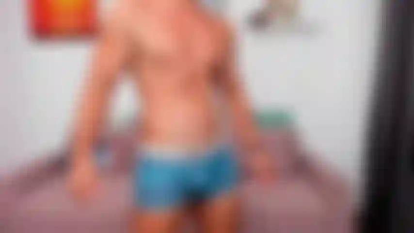 Flexionando con un bonito bronceado en mi piel.