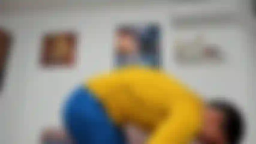 Choqué accidentalmente con el culo en la cara de alguien en el vestuario. Pensé que se enojaría, pero... ¡Sorpresa! :D.