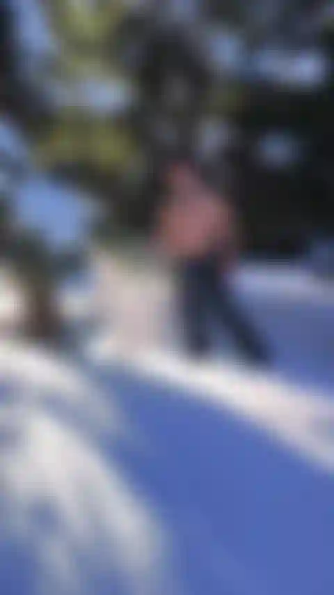 Simplemente jugando en topless en la nieve.