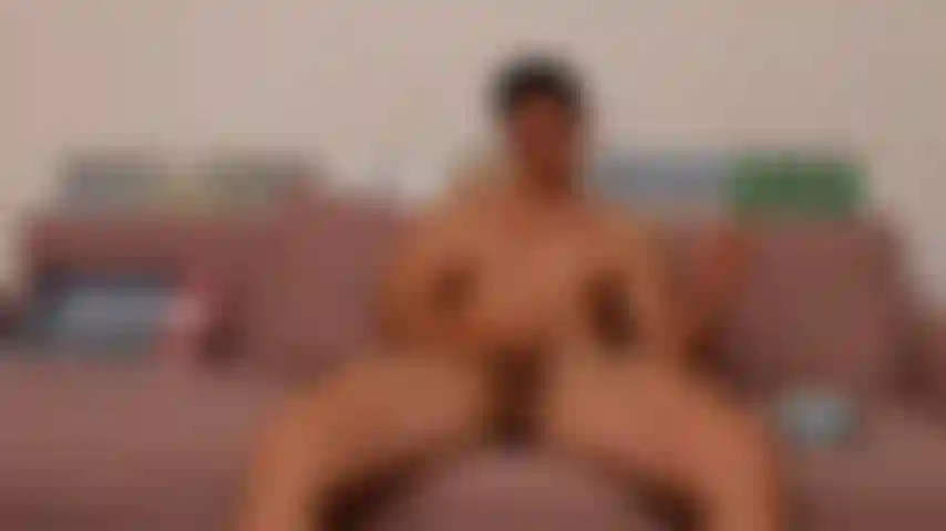 Fumando un cigarrillo y jugando conmigo mismo.