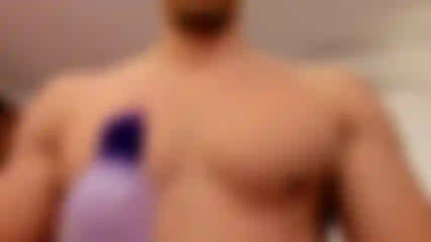 Aceitando mis pectorales para ti.