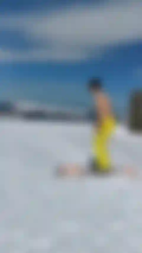 Tratando de esquiar en la cima de la montaña.