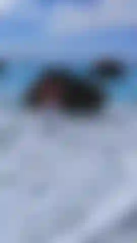 Y uso mis leggings blancos al intentar entrar al mar. Las olas los mojan y los hacen transparentes.