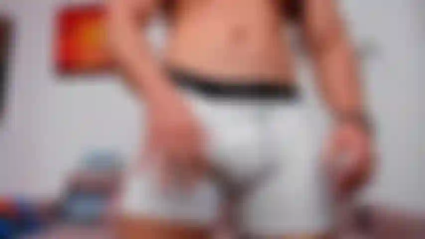 Poniéndome duro con unos pantalones cortos blancos ajustados. Alerta de gran bulto!