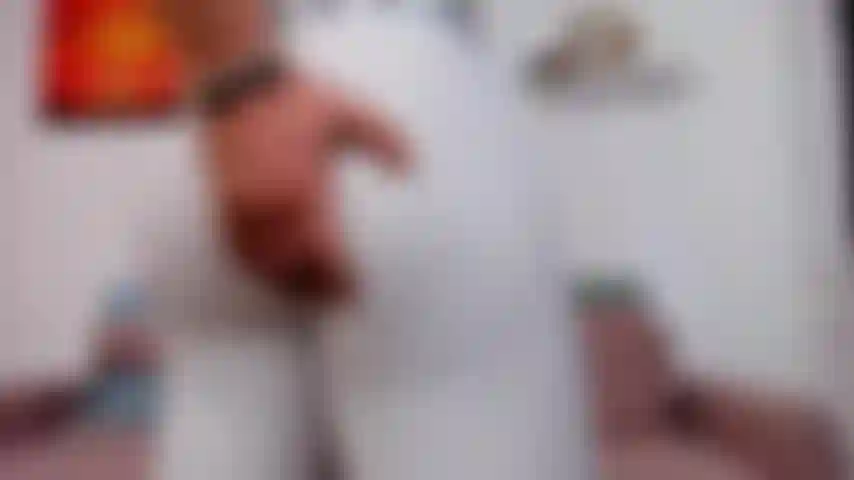 Mostrando mi trasero y mi bulto en mis pantalones cortos de compresión mientras te digo dónde olfatear.