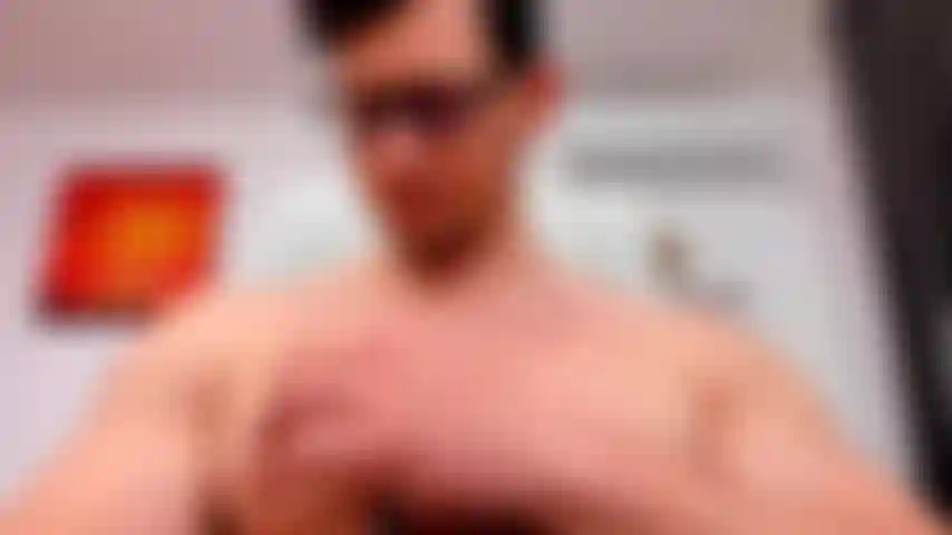 Jugando con mis pectorales de una manera muy arrogante.