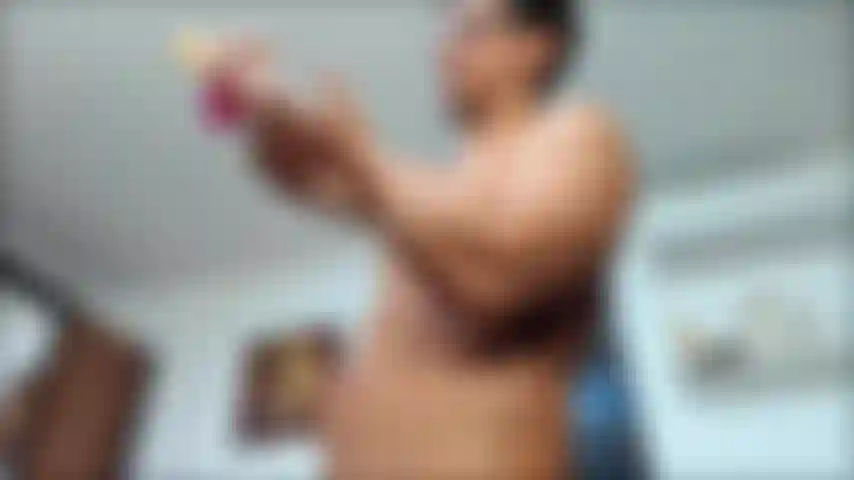 Me meto un juguete en el culo y te muestro cómo me follo un Fleshlight.